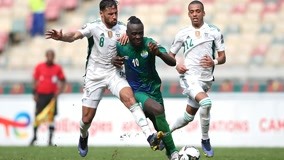 沙特足协官方：因场地大雨，对阵阿联酋下半场比赛推迟开场（沙特足协通告：因场地大雨，沙特对阿联酋下半场延迟开球）