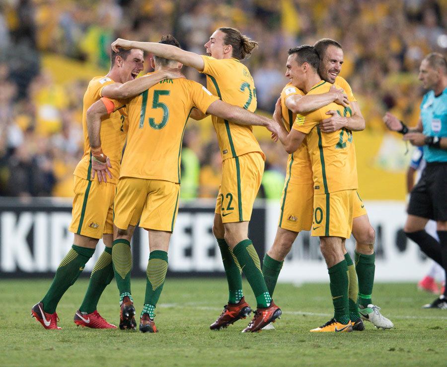 利物浦内讧曝光！斯洛特不愿卖迪亚斯，总监休斯却执意推动转会