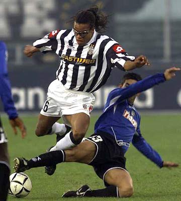 欧冠精彩进球回顾：梅西助攻集锦,