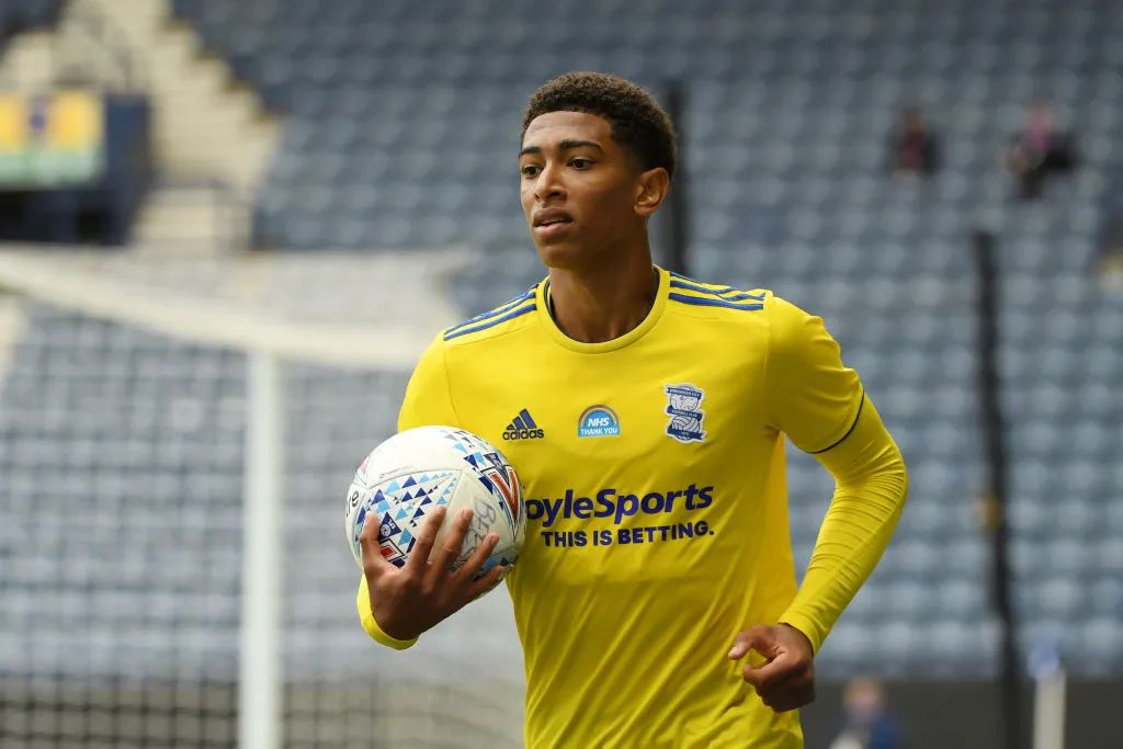 五大联赛各一队跻身欧冠积分榜前五（欧冠积分榜前五席位由五大联赛球队各占一席）