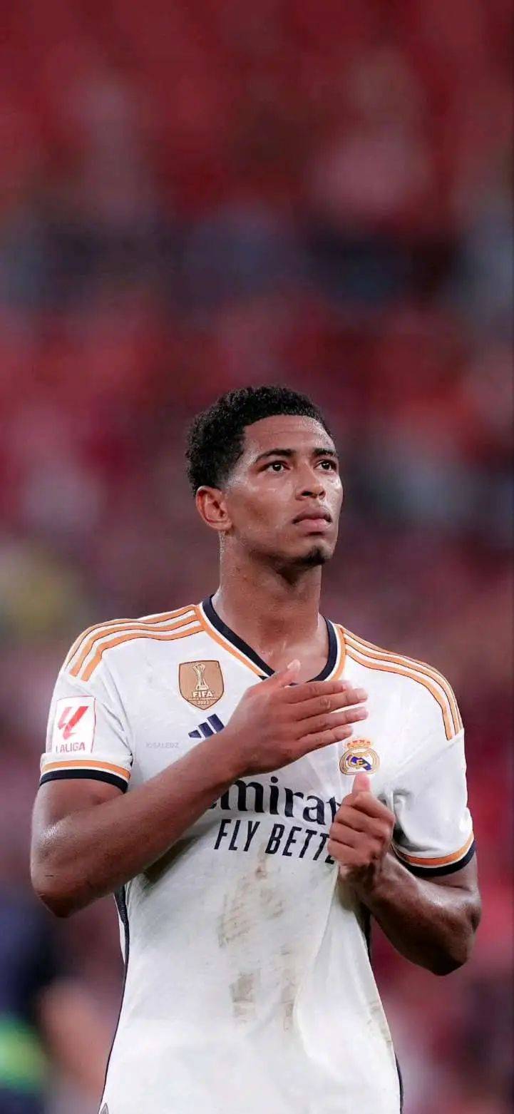 随着AC米兰3-2大逆转，意甲最新积分榜出炉：榜首易主+前三重洗牌（AC米兰3-2逆转取胜，意甲积分榜刷新：榜首易位，前三格局重组）