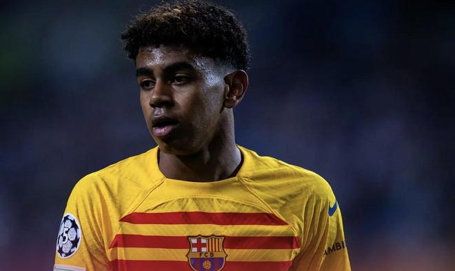 调皮二娃上线，穆勒庆祝夺冠时和25号队友高尔德顶牛假装受伤