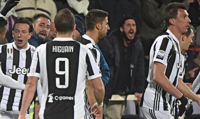 发疯了？里沙利松掐埃基蒂克脖子、推索博、肘击弗林蓬，均未染黄（里沙利松连出粗暴动作：掐埃基蒂克、推索博、肘击弗林蓬仍未吃黄牌）