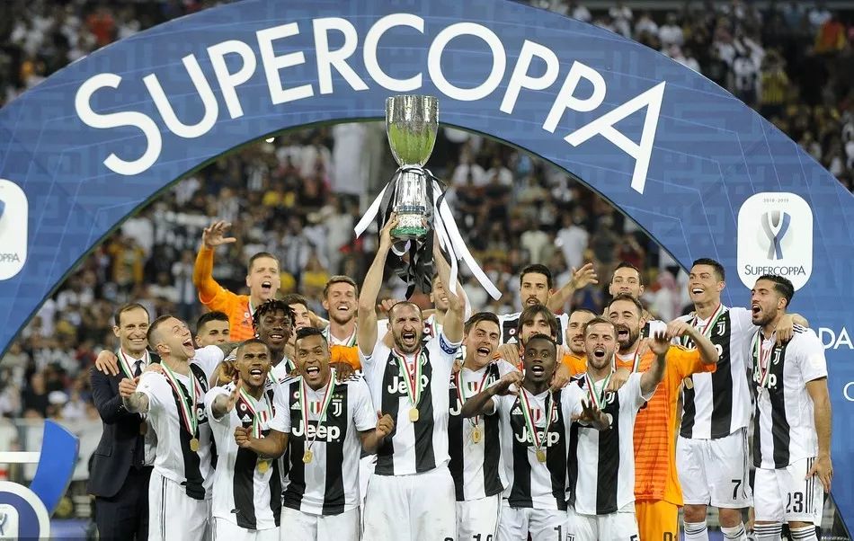 1996年，55岁的贝利还在踢足球（1996年，55岁的贝利依旧征战绿茵场）