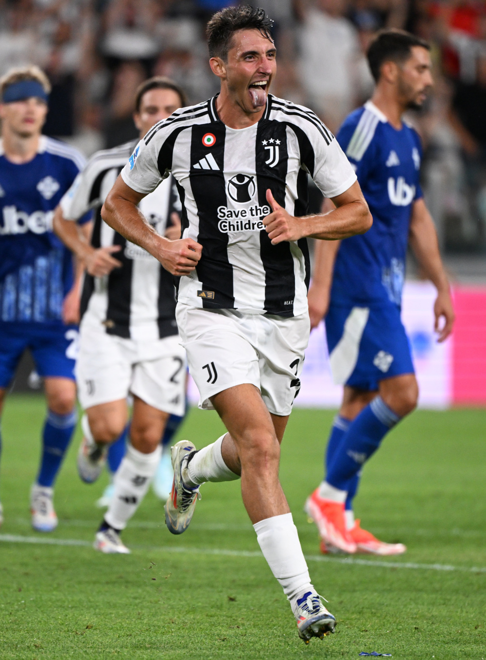 拉什福德：莱万告诉我要多传中，为孔德梅开二度感到高兴